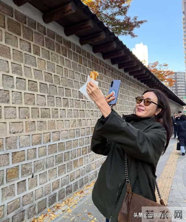 崔智友带娃出游,这身材和颜值,披麻袋都好看,行走的衣架子啊!