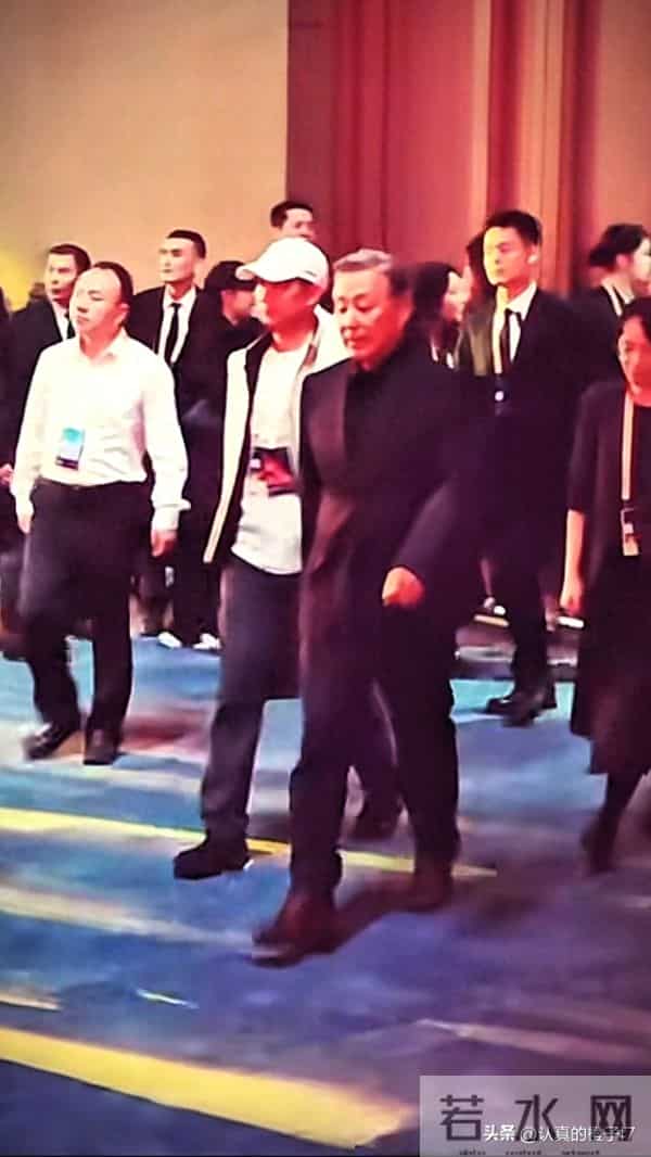 70岁陈道明现身电影节，两鬓斑白戴着棒球帽，穿搭风格酷状态不错