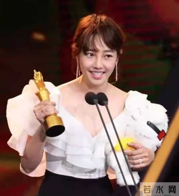 白百何带两个儿子现身!17岁大儿子长得像前夫陈羽凡,二儿子5岁