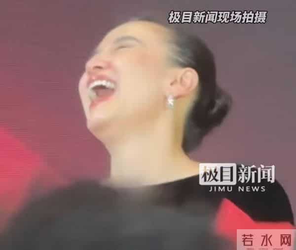 被问到“最近想不想谈恋爱”,24岁影帝易烊千玺瞬间进入“不敢睁开眼希望是幻觉”状态