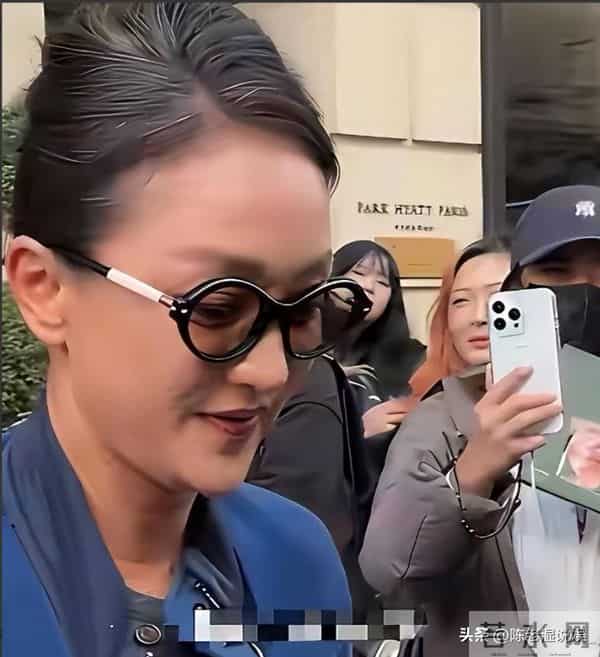 50岁周迅头发花白,瘪嘴模样一脸老态认不出,无儿无女成最大遗憾