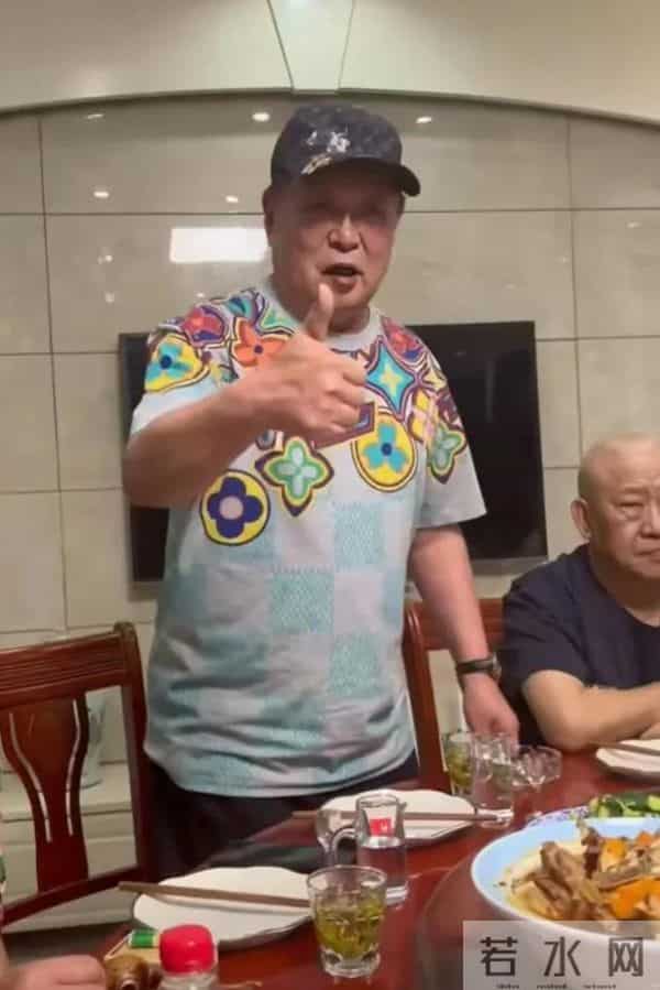 67岁迟志强罕见现身，在杜旭东别墅吃饭，飞天茅台招待