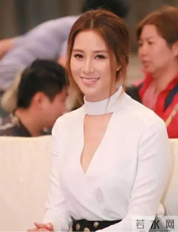 她14岁就长得“倾国倾城”，被富豪花7亿娶回家，8年生下4个娃