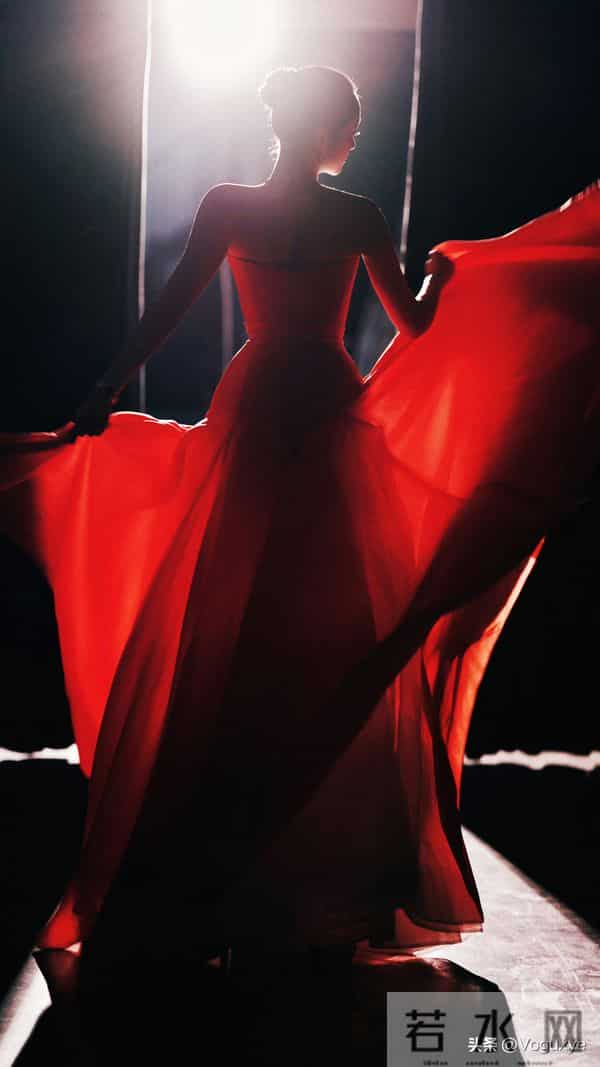 关晓彤到底什么时候可以放弃肩颈线条