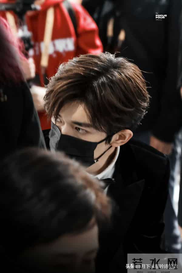 金鸡奖候场生图流出!易烊千玺的低调藏着内娱清醒