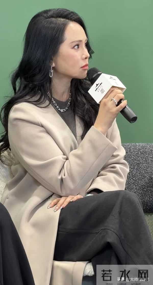 57岁伊能静无滤镜亮相，颈纹、法令纹显年龄，冻龄神话是否该破？