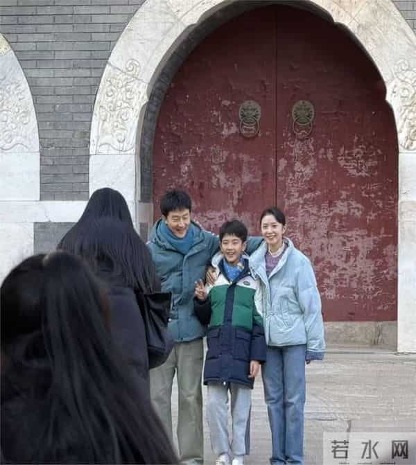 网友北京潭柘寺偶遇刘浩存黄轩拍戏浩存头小脸小好精致黄轩超帅气