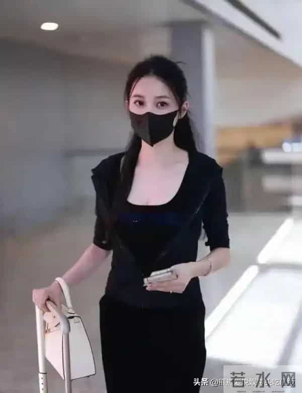 潘玮柏终于大秀老婆,戴大金链走机场,老婆穿紧身裙比女明星辣眼