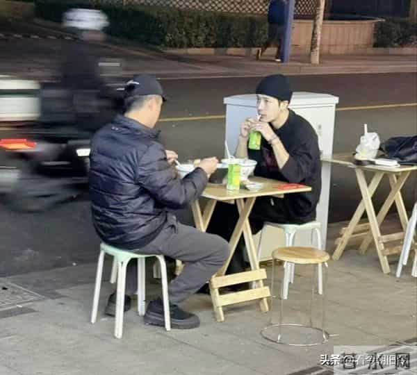 王嘉尔在上海街头吃路边摊被偶遇,好多女粉丝找他合照,太帅了。