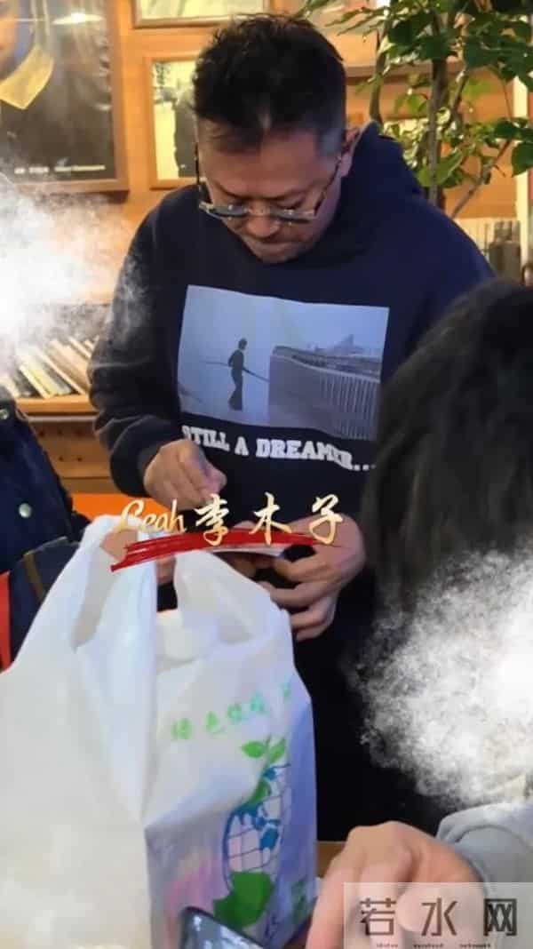 王学兵满头白发去鼓楼西看话剧,身体发福,54岁的他老的认不出了