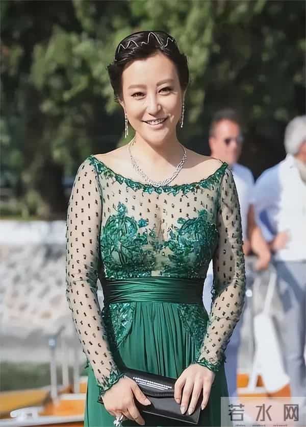 47岁郝蕾真实身材暴露，身宽体胖腚大腰圆大腿粗身材越来越圆润