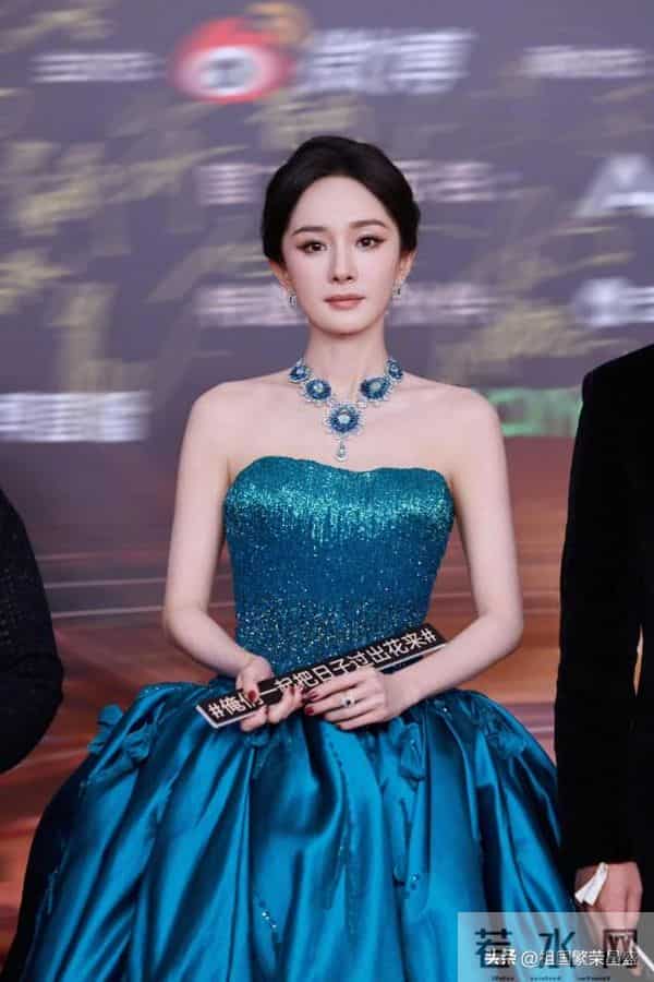 杨幂性感抹胸裙活动生图