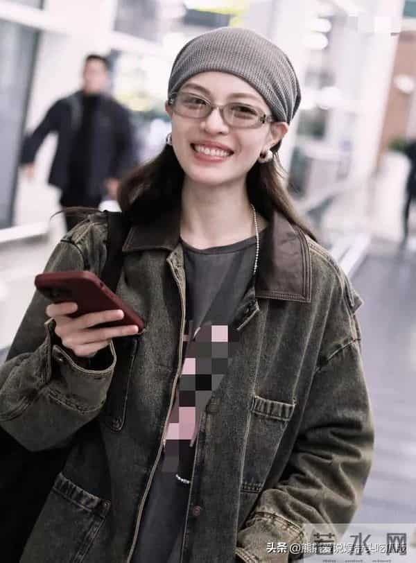 被钟楚曦的衣品折服!穿牛仔外套+阔腿裤+针织帽,时髦又高级!