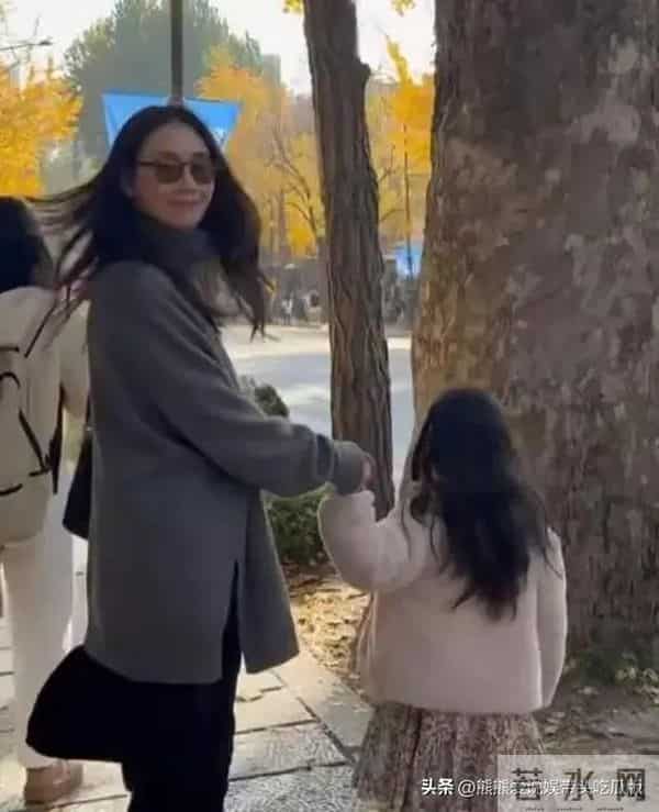 崔智友晒五岁女儿照片，波浪卷发配碎花裙超萌，母女互动好温馨