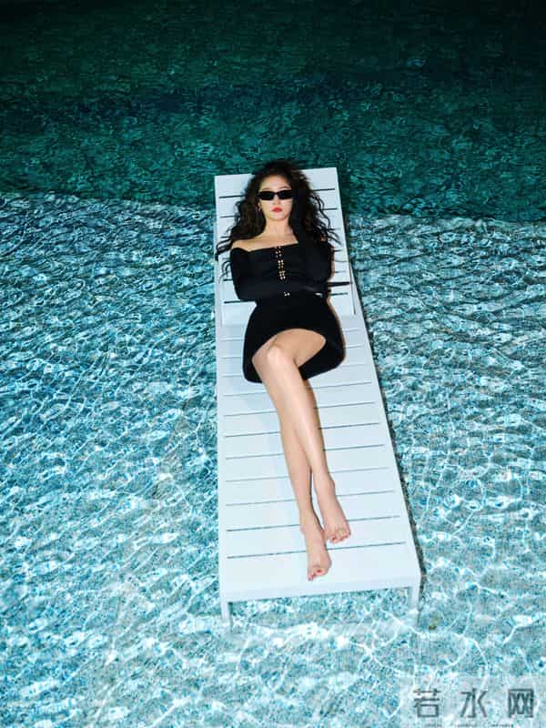 关晓彤|泳池边的超模长腿