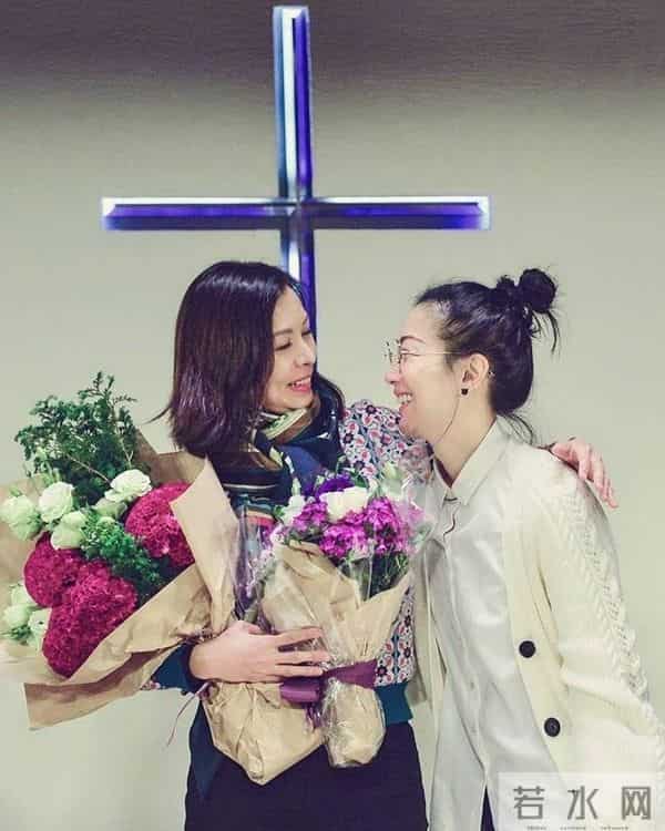 雷颂德夫妇同框放闪,移民英国生活富足惬意,模特太太被赞不见老