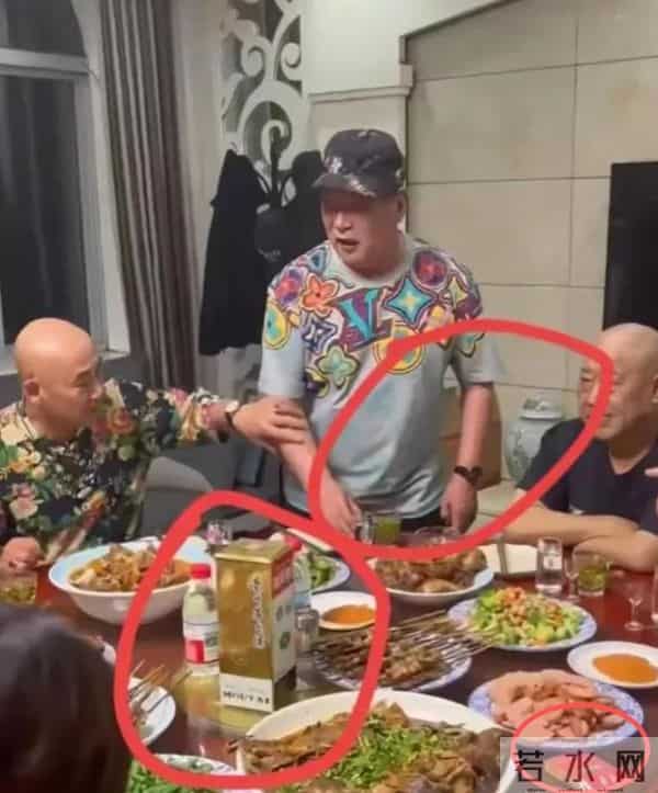 67岁迟志强罕见现身，在杜旭东别墅吃饭，飞天茅台招待