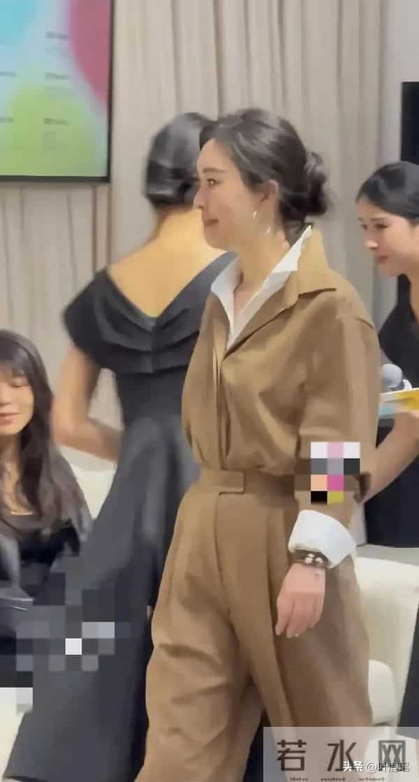 田朴珺穿卡其色套装参加活动近距离下走路个子矮驼背毫无贵族气质