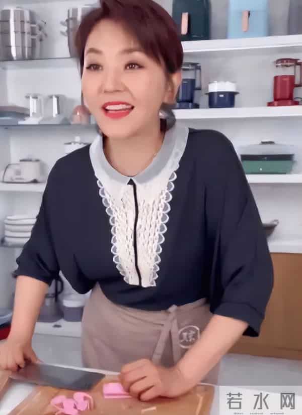 51岁主持人方琼:嫁给电视台领导,21岁儿子不仅长得像她还是学霸