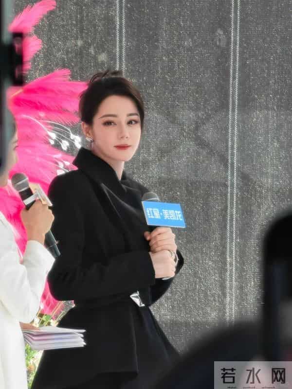 迪丽热巴现身南京!脖子前倾严重依旧在咳嗽,给主持人打伞好暖心