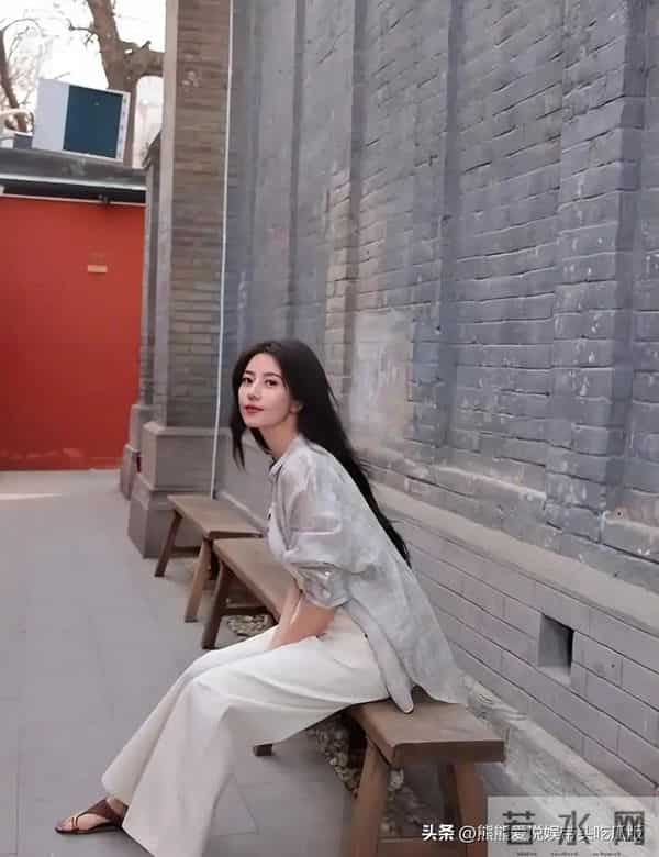 高圆圆又穿紧身裙,“蜜蜂臀”让人移不开目光,一般人没这好身材