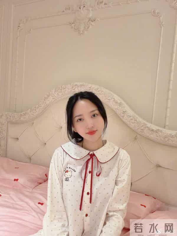 42岁金莎晒“闺房照”!穿Kitty猫睡衣似少女,孙丞潇拍的好可爱