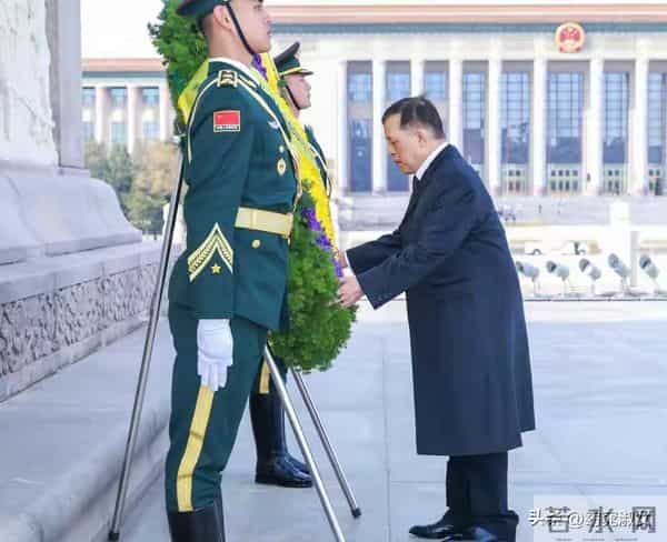 泰国王后去人民英雄纪念碑!穿泰式大衣脚踩恨天高 端庄优雅又美丽