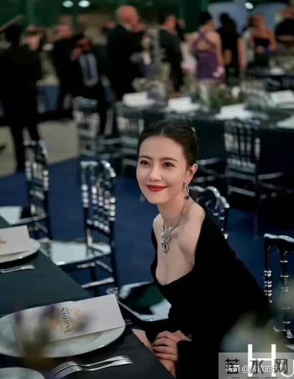 高圆圆晚宴造型封神！敦煌暗纹+天鹅颈，这才是东方美学天花板