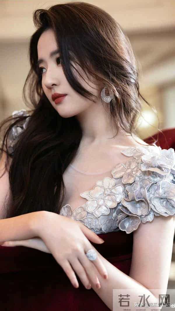 38岁刘亦菲花缀裙裾眼藏清光,把温柔和贵气都穿在身上