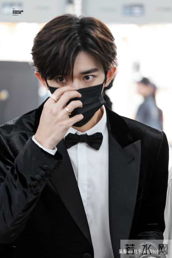 金鸡奖候场生图流出!易烊千玺的低调藏着内娱清醒