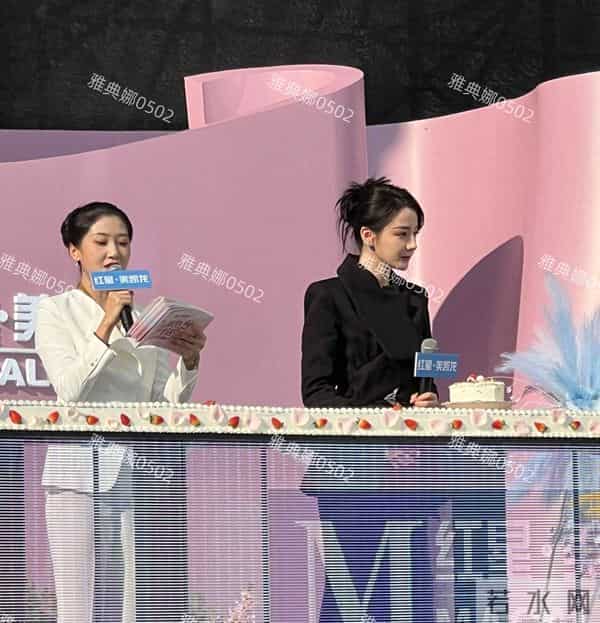 迪丽热巴的粉丝在哪里?在树上!南京活动粉丝为了看她一眼爬上树!