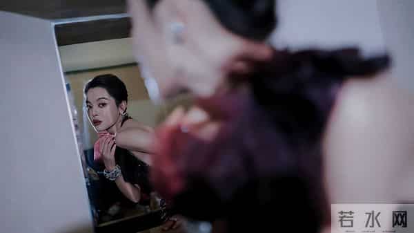 辛芷蕾深紫色镂空长裙气质温婉 倚栏而立冷艳优雅