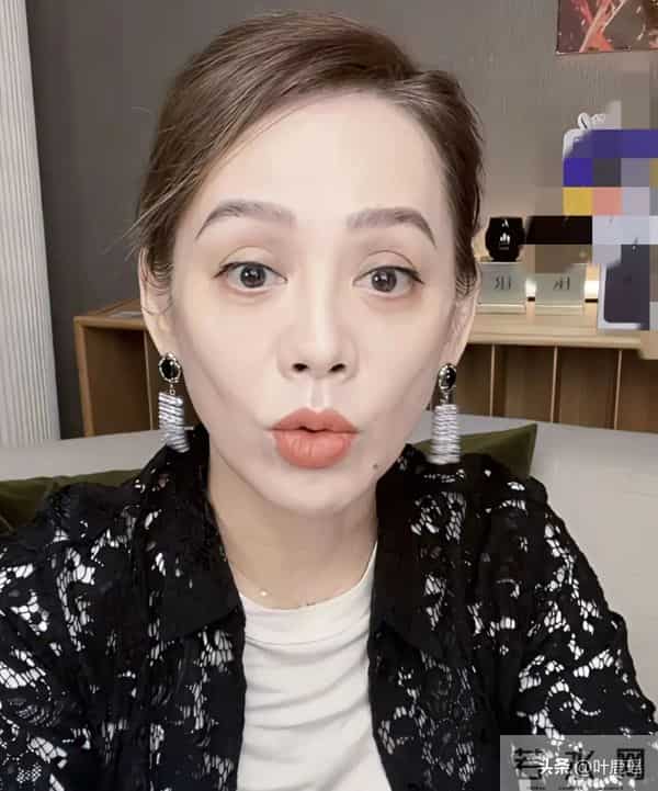 53岁的宁静,变化好大,眼角也出现了细纹,美人虽迟暮,气质很好