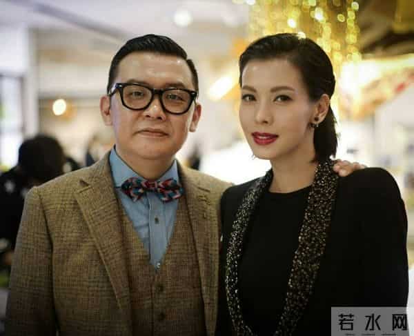 雷颂德夫妇同框放闪,移民英国生活富足惬意,模特太太被赞不见老