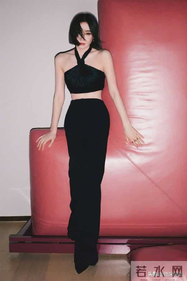 秦岚,短发红唇黑色挂脖抹胸,酷酷的穿搭