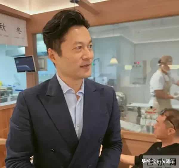 53岁仍未婚，有北京户口却为母亲定居青岛，谭凯坦言从没后悔过