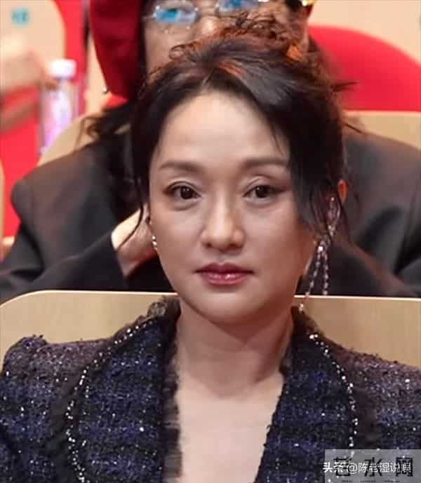 50岁周迅头发花白,瘪嘴模样一脸老态认不出,无儿无女成最大遗憾