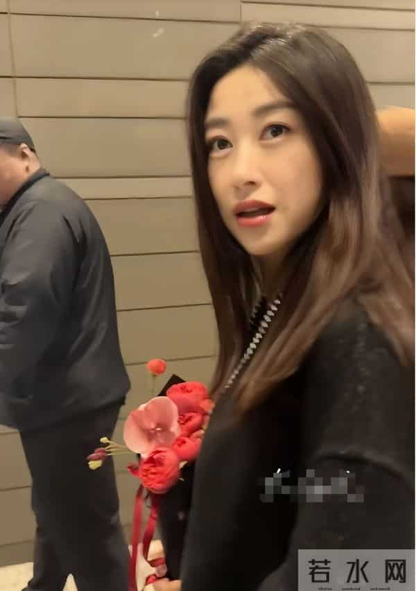 人老珠黄?41岁朱珠现身机场,白发明显皱纹也多,断崖衰老不敢认