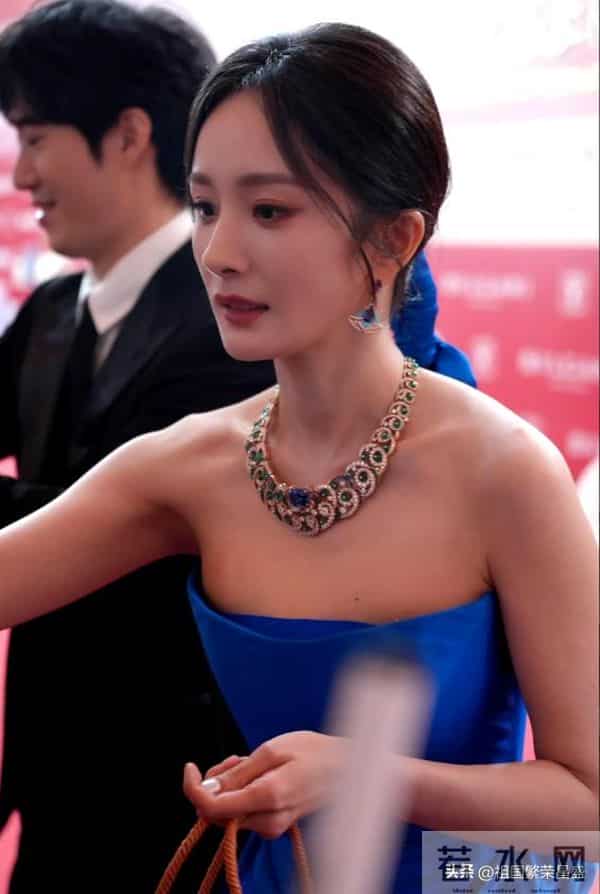 杨幂性感抹胸裙活动生图