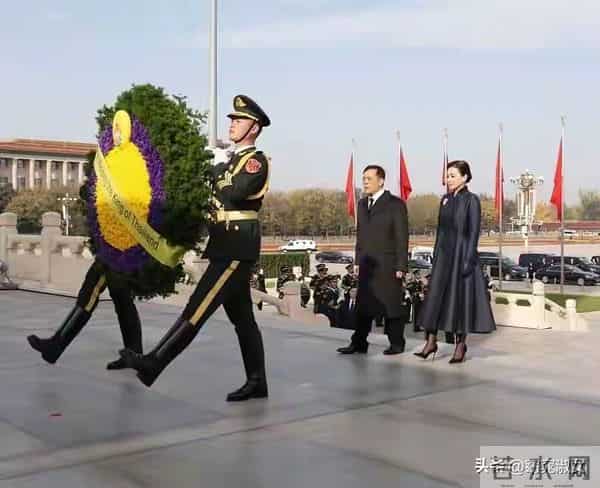 泰国王后去人民英雄纪念碑!穿泰式大衣脚踩恨天高 端庄优雅又美丽