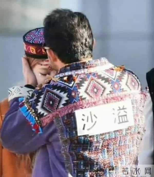 47岁沙溢当众猛亲26岁宋雨琦！看呆一边的范丞丞，恶心的一幕出现