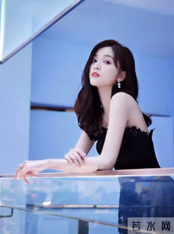 吴宣仪这腿绝了!黑色蕾丝裙+细跟鞋,美腿线条优越到犯规