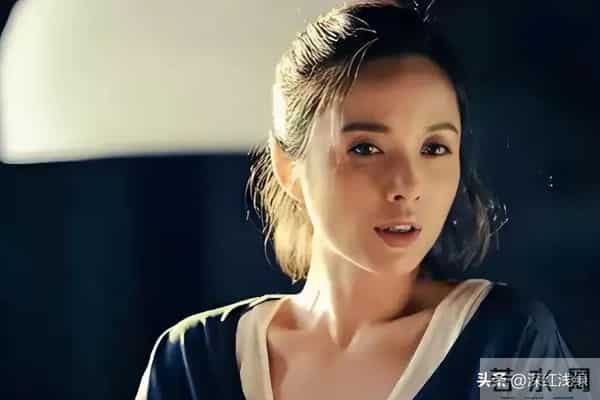 她26岁夺双料影后,二婚嫁靳东高龄产子,48岁活成这般模样