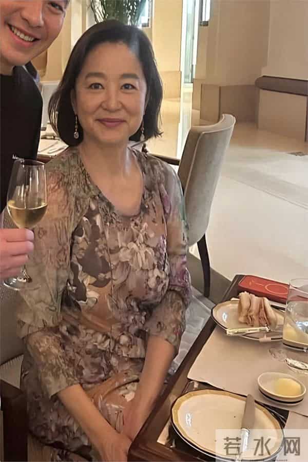 70岁林青霞在香港酒店喝下午茶,被人撞见。她雍容华贵,身材超赞