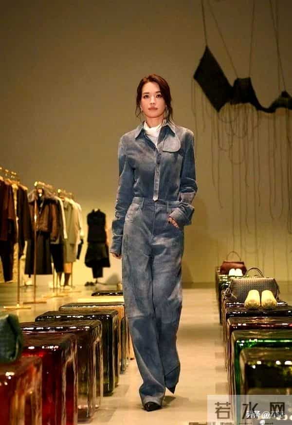 49岁舒淇真的太会穿了,灰色工装,别有一番风味
