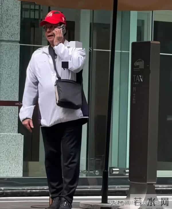 75岁谭咏麟在香港街头等出租车,他的打扮朴素,身形臃肿