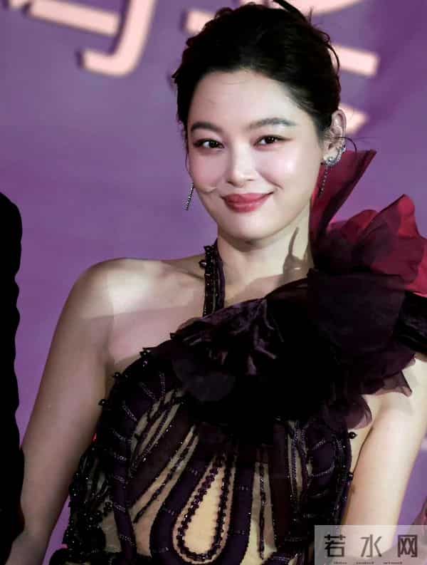 精修图VS生图:关晓彤膀大腰圆,倪妮老气了不少,辛芷蕾选错裙子