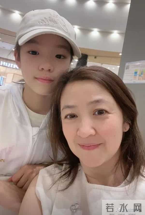 她童星出道，凭借一部电影火遍全国，如今53岁和俩女儿定居日本