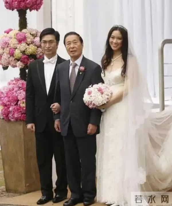 她14岁就长得“倾国倾城”，被富豪花7亿娶回家，8年生下4个娃