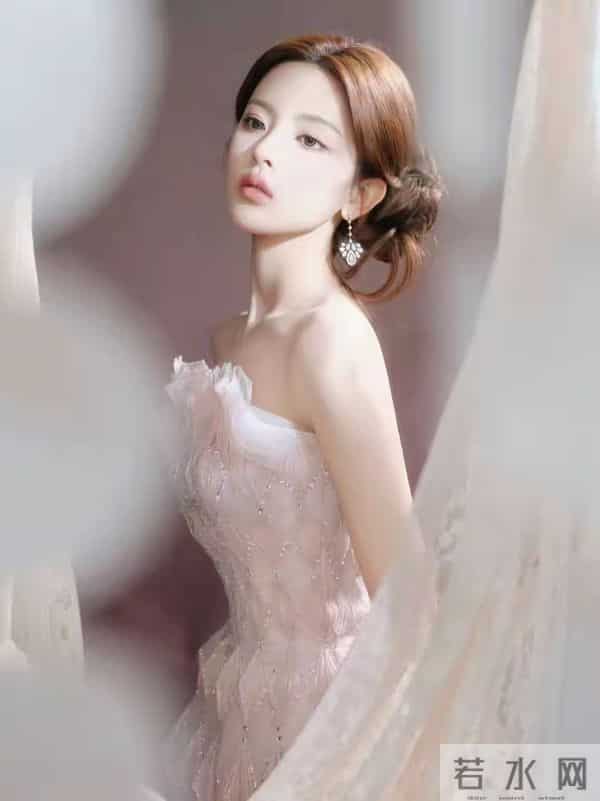 杨超越：如何将清纯与性感完美融合，打造个性魅力的时尚典范